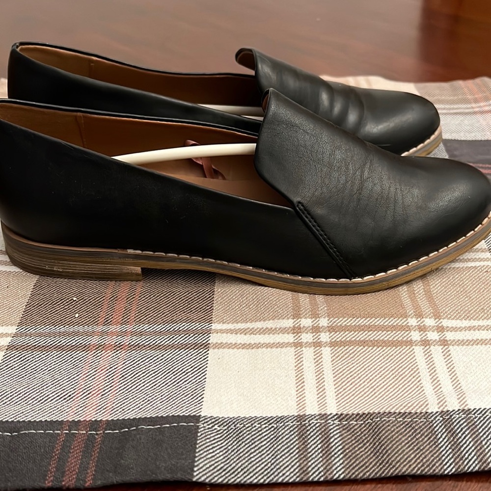 Black shoes size 7.5 brand indigo rd.